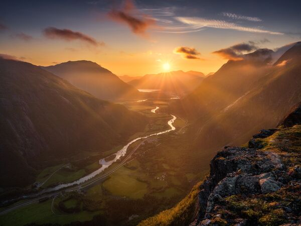 Abstraktes, ruhiges Grün mit sanften Linien